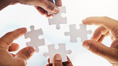 Puzzleteile mit Händen